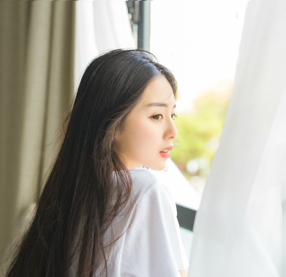 弓弦连续震颤了三次，两名江东水军应声而倒，第三箭，却因船身摇晃，射偏了。
